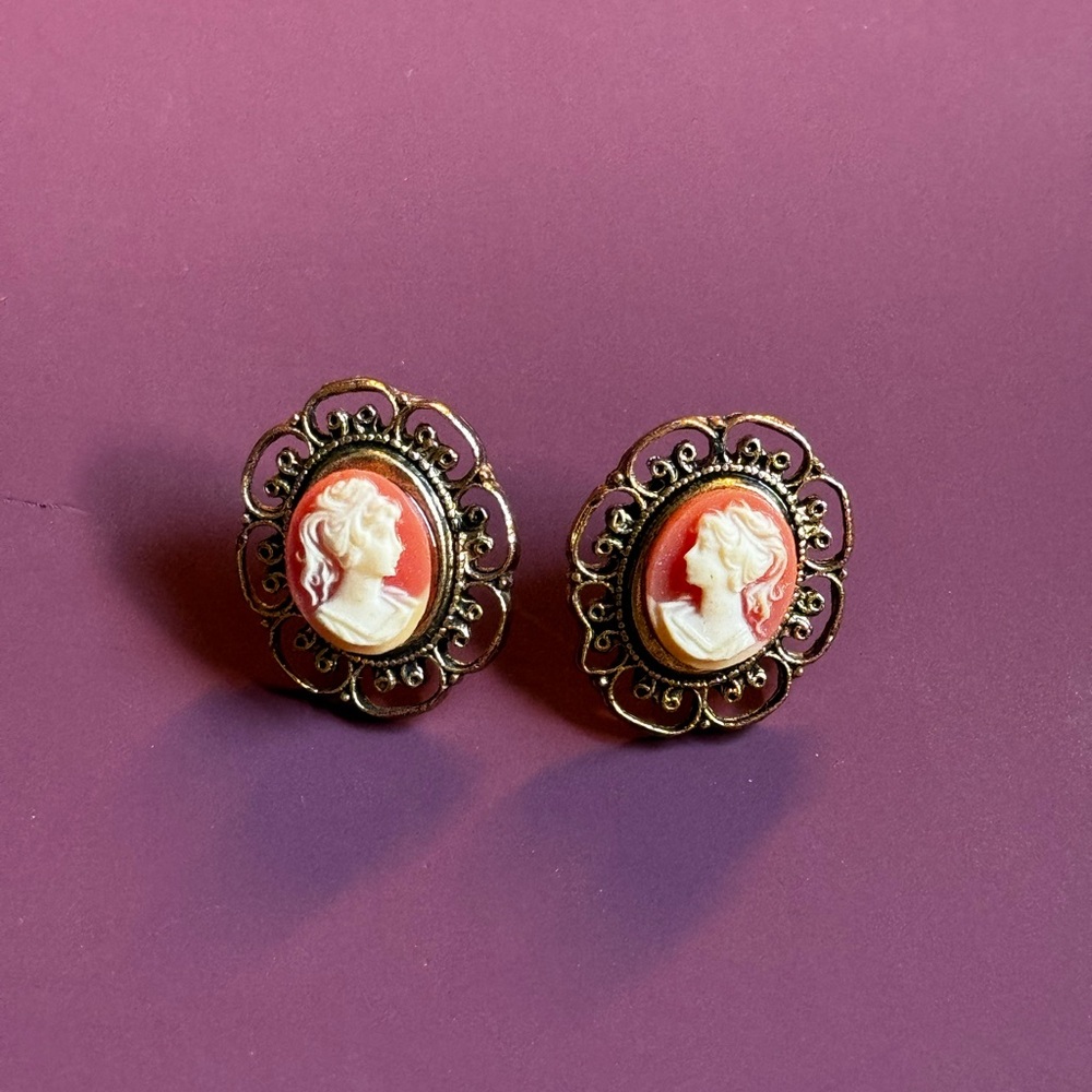Vintage victorian lady earrings!